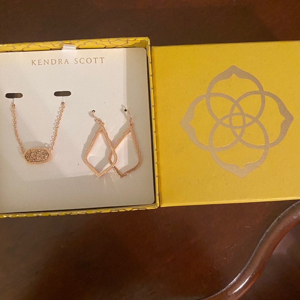 Kendra Scott Exclusive Necklace and Earring Set - Picture 6 of 6